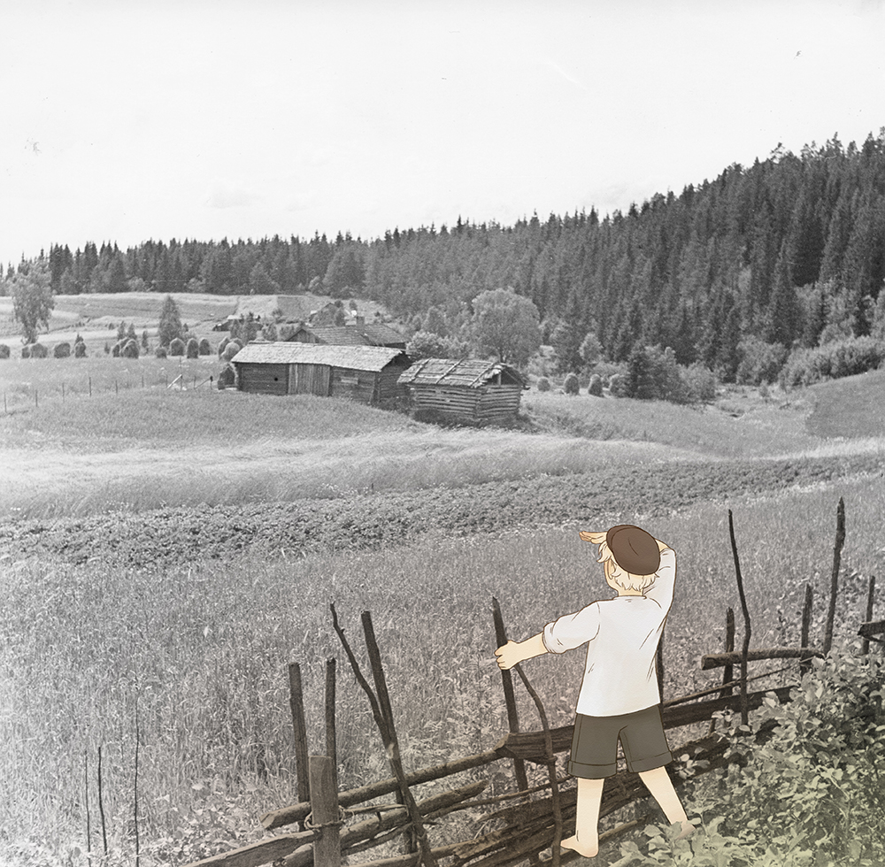 Vanha valokuva Myllykolun peltomaisemasta, jossa kaksi talousrakennusta ja taustalla kuusimetsää, kuvan etualalle lisätty piirretty poika tähyämässä pellolle