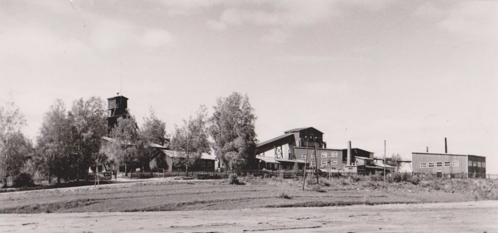 Kaivosrakennuksia ja puustoa etäältä kuvattuna mustavalkovalokuvassa